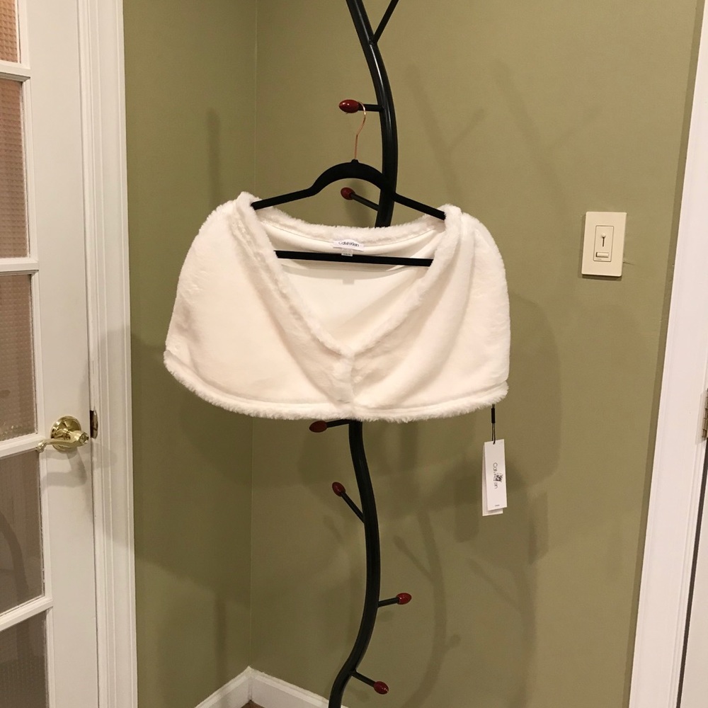 NWT Calvin Klein faux-fur shoulder wrap